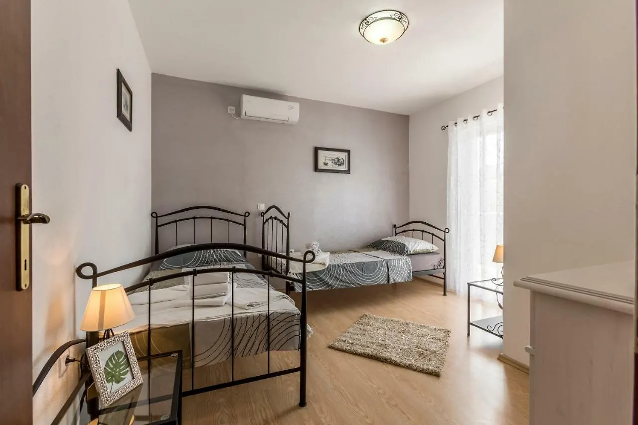 Villa Palanga Trogir 0*,